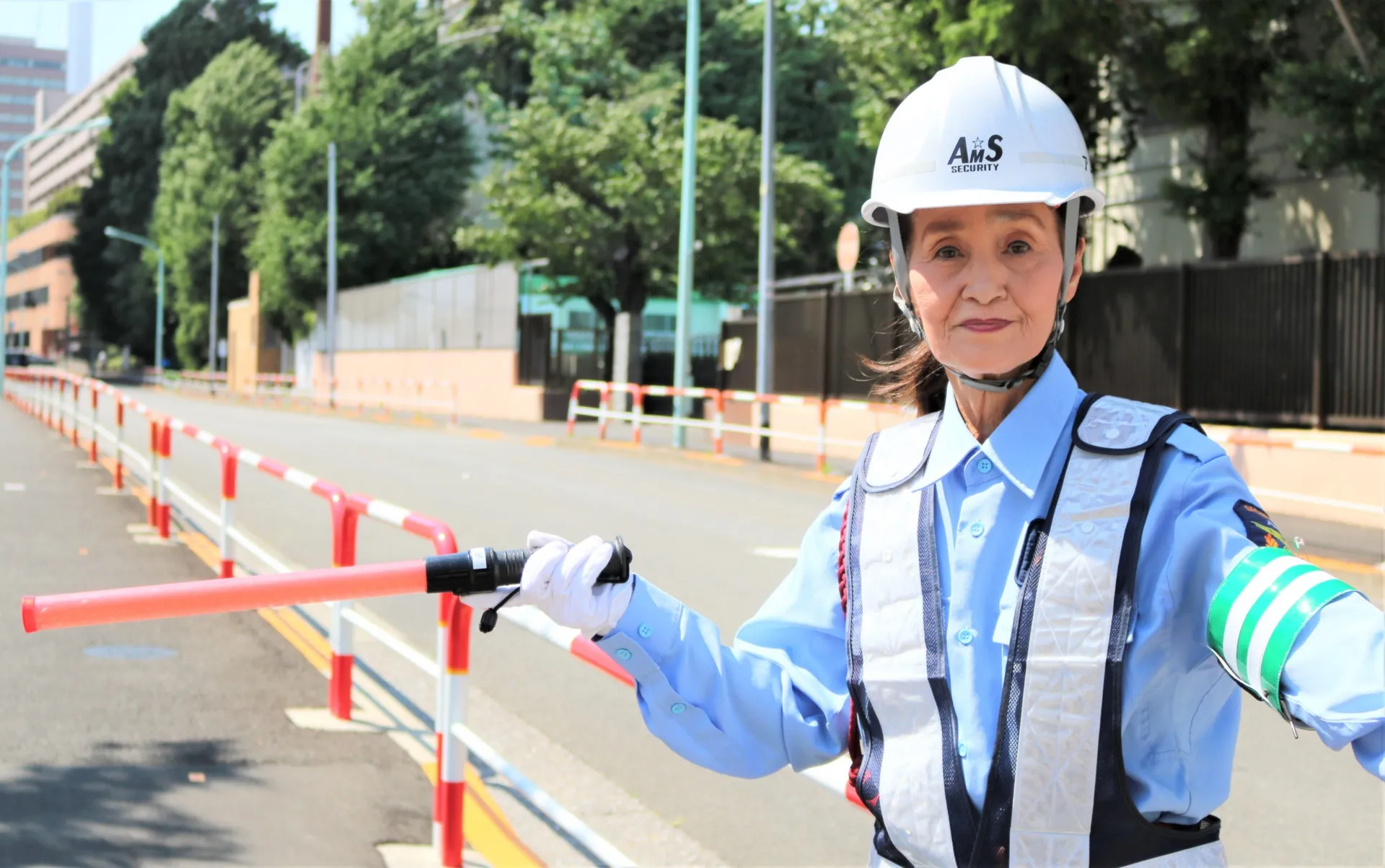 地域の安全に貢献する交通誘導警備員